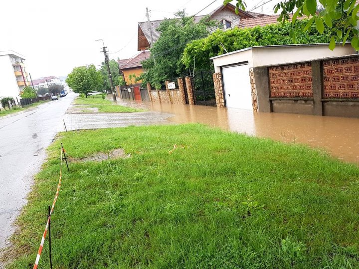 POTOP ÎN ROMÂNIA. Mai multe străzi au fost inundate după o ploaie torenţială (FOTO/VIDEO)