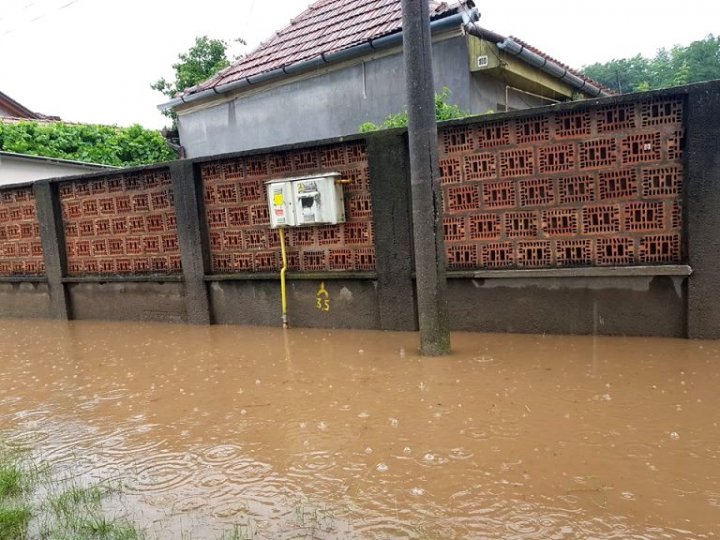 POTOP ÎN ROMÂNIA. Mai multe străzi au fost inundate după o ploaie torenţială (FOTO/VIDEO)