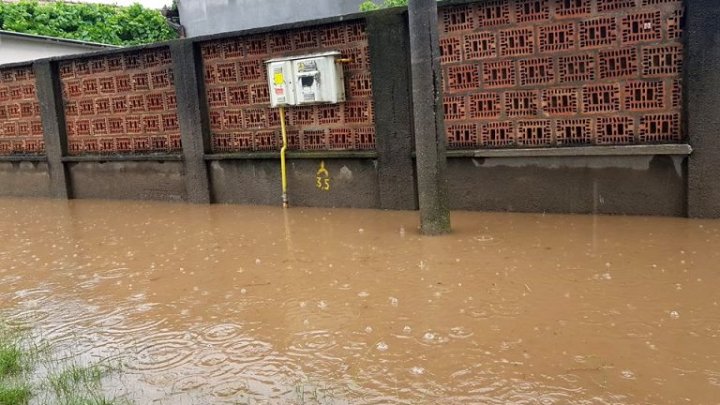 POTOP ÎN ROMÂNIA. Mai multe străzi au fost inundate după o ploaie torenţială (FOTO/VIDEO)