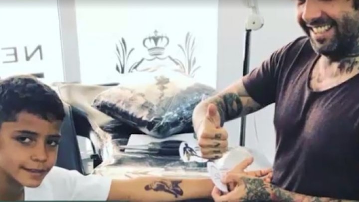 Fiul lui Cristiano Ronaldo şi-a făcut primul tatuaj: "Tati, asta e pentru tine" (VIDEO)