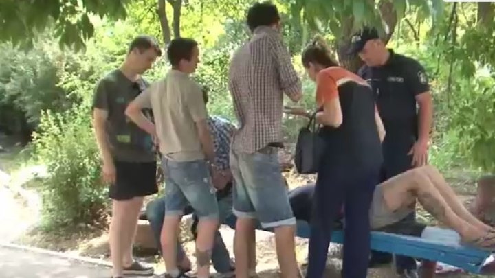 Cinci bărbaţi, REŢINUŢI pentru consum de droguri în loc public. Un tânăr, transportat de urgenţă la spital (VIDEO)