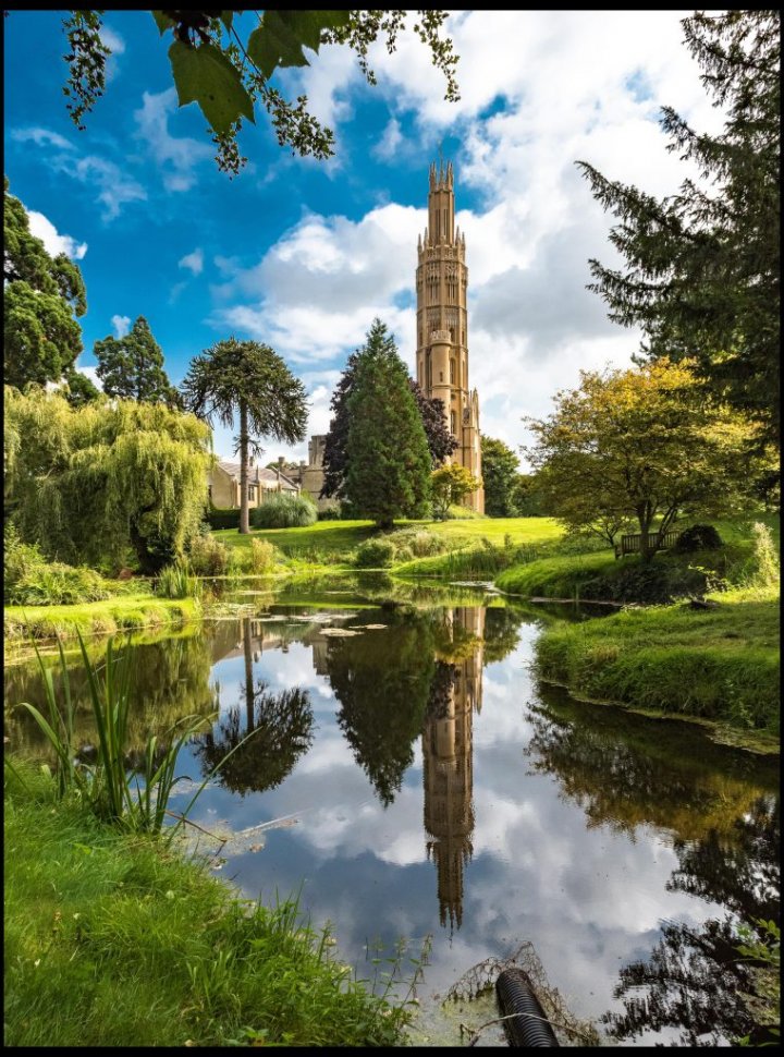 POVESTEA EMOŢIONANTĂ a unui bogătaș britanic care a construit un turn pentru a-și spiona soția (FOTO)