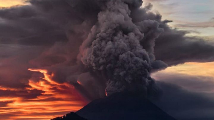 Zeci de zboruri anulate din cauza erupţiei unui vulcan în Bali