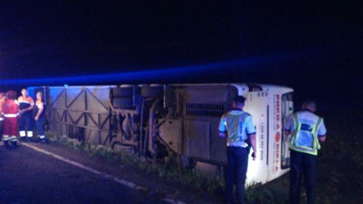 ACCIDENT ÎN ROMÂNIA. Un autocar cu 60 de persoane din Ucraina s-a răsturnat, trei copii au ajuns la spital