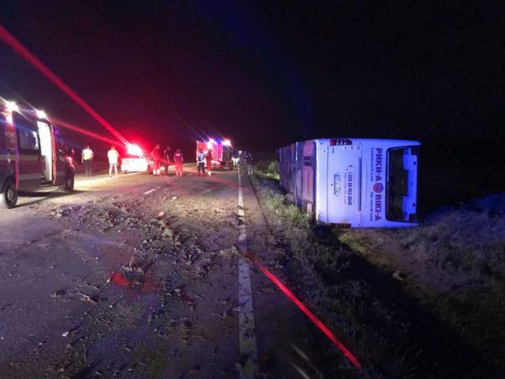 ACCIDENT ÎN ROMÂNIA. Un autocar cu 60 de persoane din Ucraina s-a răsturnat, trei copii au ajuns la spital