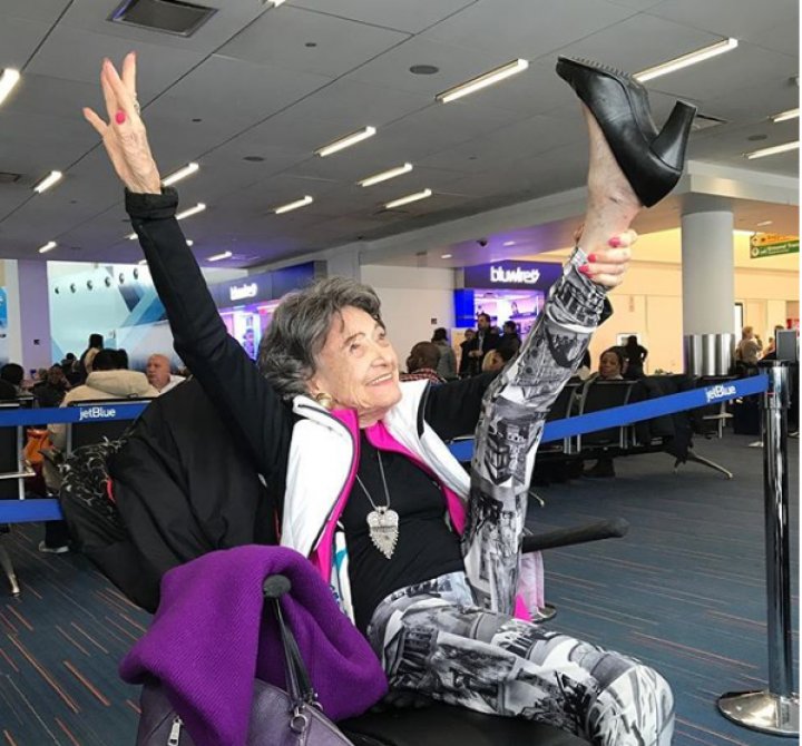 Cea mai în vârstă antrenoare de yoga a împlinit 100 de ani (FOTO)