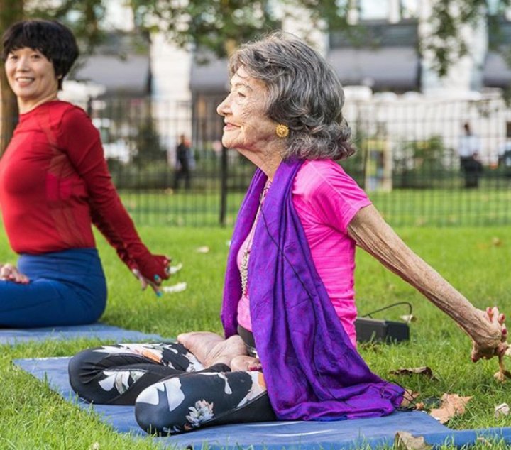 Cea mai în vârstă antrenoare de yoga a împlinit 100 de ani (FOTO)