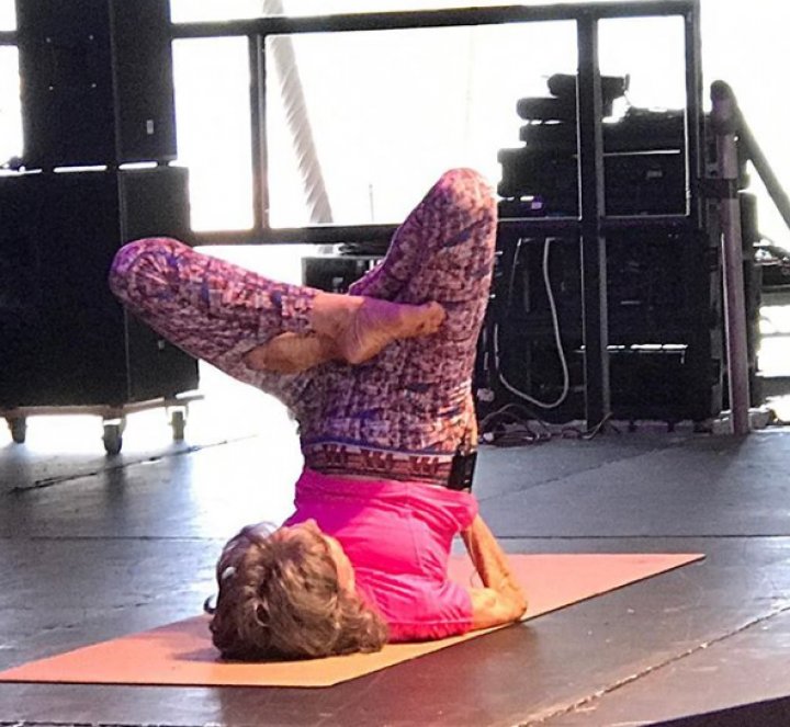 Cea mai în vârstă antrenoare de yoga a împlinit 100 de ani (FOTO)