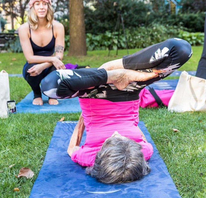 Cea mai în vârstă antrenoare de yoga a împlinit 100 de ani (FOTO)