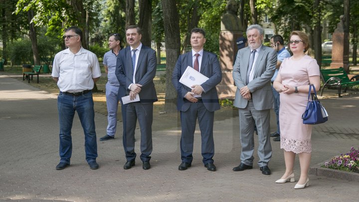 Donează sânge, dăruieşte sănătate! Zeci de oameni au donat sânge în punctele de colectare din parc (FOTOREPORT)
