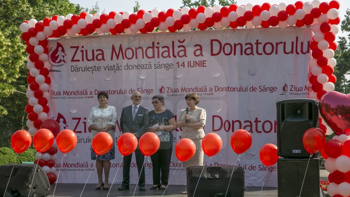 Ziua Mondială a Donatorului de Sânge: Ce au făcut Constantin Țuțu și Sergiu Sîrbu la cortul de donare de sânge (FOTOREPORT)