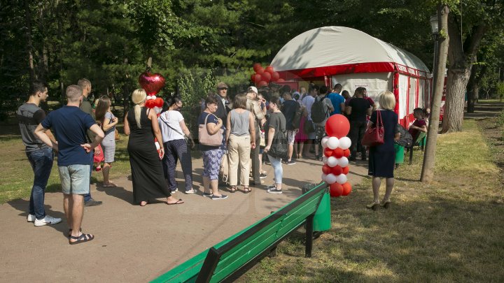 Donează sânge, dăruieşte sănătate! Zeci de oameni au donat sânge în punctele de colectare din parc (FOTOREPORT)