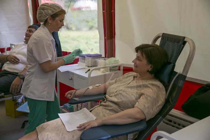 Donează sânge, dăruieşte sănătate! Zeci de oameni au donat sânge în punctele de colectare din parc (FOTOREPORT)