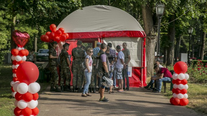 Donează sânge, dăruieşte sănătate! Zeci de oameni au donat sânge în punctele de colectare din parc (FOTOREPORT)