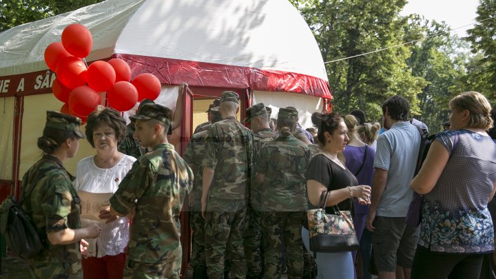 Donează sânge, dăruieşte sănătate! Zeci de oameni au donat sânge în punctele de colectare din parc (FOTOREPORT)