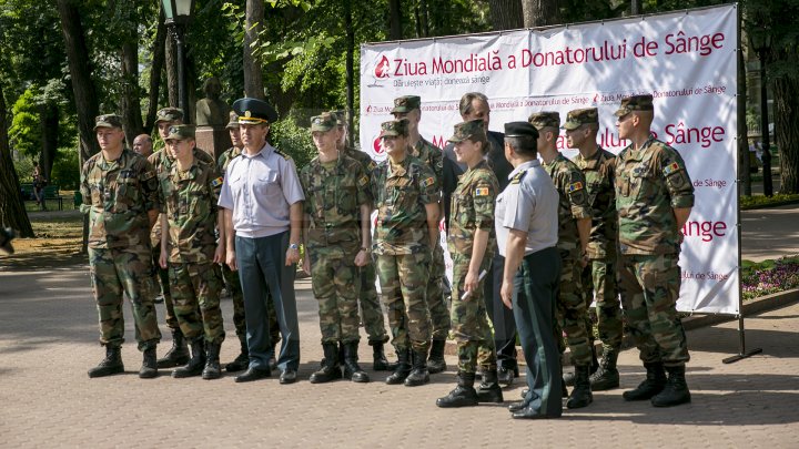 Donează sânge, dăruieşte sănătate! Zeci de oameni au donat sânge în punctele de colectare din parc (FOTOREPORT)