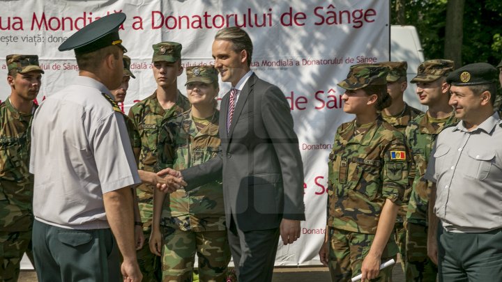 Donează sânge, dăruieşte sănătate! Zeci de oameni au donat sânge în punctele de colectare din parc (FOTOREPORT)