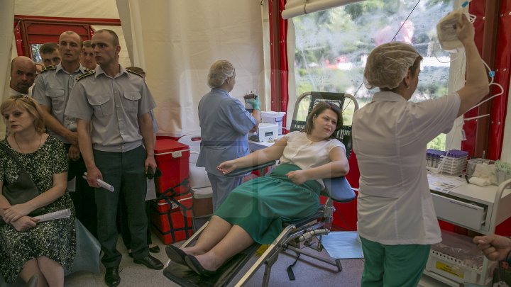 Donează sânge, dăruieşte sănătate! Zeci de oameni au donat sânge în punctele de colectare din parc (FOTOREPORT)