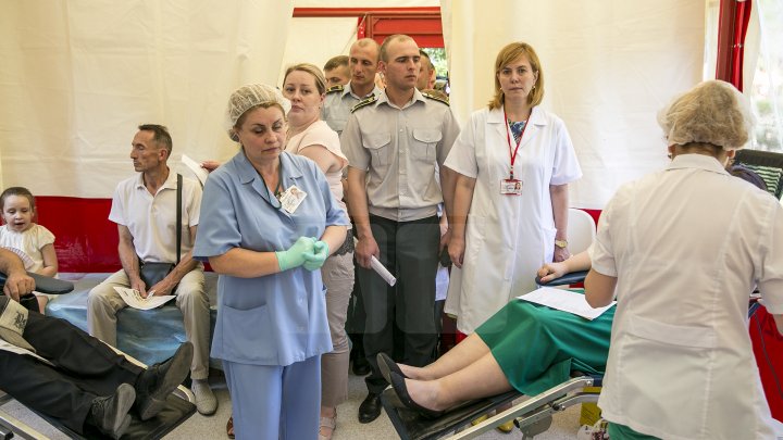 Donează sânge, dăruieşte sănătate! Zeci de oameni au donat sânge în punctele de colectare din parc (FOTOREPORT)