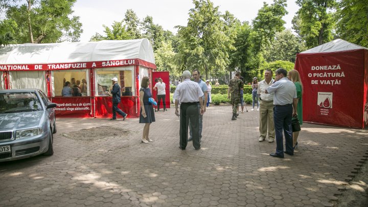 Donează sânge, dăruieşte sănătate! Zeci de oameni au donat sânge în punctele de colectare din parc (FOTOREPORT)