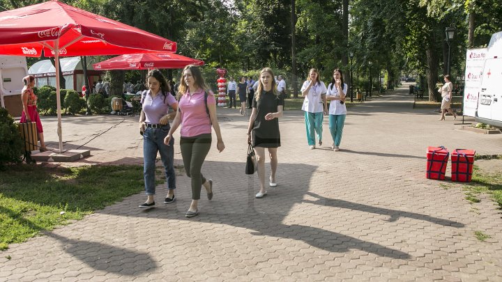 Donează sânge, dăruieşte sănătate! Zeci de oameni au donat sânge în punctele de colectare din parc (FOTOREPORT)