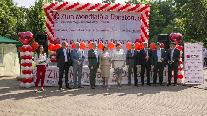 Ziua Mondială a Donatorului de Sânge: Ce au făcut Constantin Țuțu și Sergiu Sîrbu la cortul de donare de sânge (FOTOREPORT)