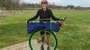 Primul om care a făcut turul lumii pe un monociclu s-a întors acasă