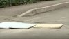 Culmea gropilor: O stradă din sectorul Botanica al Capitalei a fost cârpită cu scânduri (FOTO)
