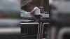 Orbită de furie, o femeie sare pe capota maşinii în care se afla soţul şi amanta. Ce a urmat (VIDEO)