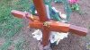 Riscă puşcărie. Un adolescent a vandalizat 54 de cruci dintr-un cimitir după ce s-a certat cu prietenii