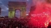 De la sărbătoare la haos! Suporterii francezi s-au bătut cu poliţia pe bulevard Champs-Elysees din Paris 