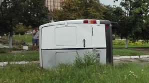 Accident în sectorul Buiucani al Capitalei! O dubiţă a intrat într-un stâlp de electricitate (FOTO)