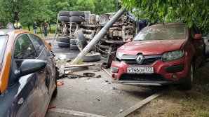 ACCIDENT SPECTACULOS LA MOSCOVA. O betonieră s-a răsturnat şi a lovit nouă automobile dintr-o parcare