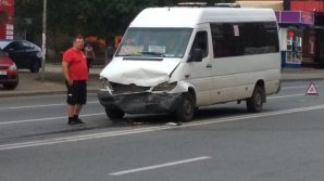 ACCIDENT în sectorul Râşcani al Capitalei: A lovit un microbuz de linie şi a fugit de la locul faptei (VIDEO)