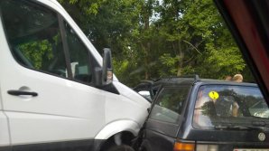 ACCIDENT ÎNGROZITOR în Capitală. Un camion a intrat într-un maşină. Medicii au intervenit de urgenţă (FOTO)