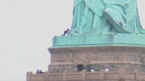 PROTEST de Ziua Independenței Americii! Motivul pentru care o femeie s-a cățărat pe Statuia Libertăţii (VIDEO)