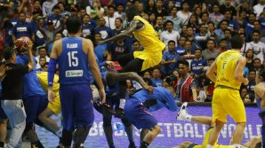 Bătaie ca în filme în timpul meciului de baschet dintre Filipine și Australia. 13 jucători au fost eliminaţi