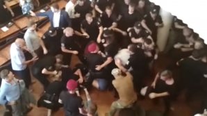 IMAGINI ȘOCANTE: Bătaie în timpul unei ședințe între deputații locali din Ucraina (VIDEO)