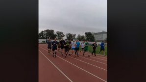 Promovează modul sănătos de viaţă. Zeci de angajaţi ai MAI au alergat, au făcut flotări şi exerciţii la bara fixă în aer liber