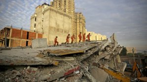 PUBLIKA WORLD. Imagini de groază în India. O clădire cu 6 etaje s-a prăbuşit peste un alt imobil