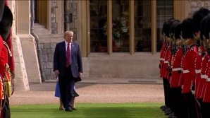 GAFĂ MONUMENTALĂ. Ce a făcut preşedintele Donald Trump la întâlnirea cu Regina Elisabeta a II-a (VIDEO)