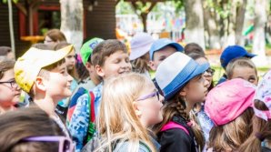 ÎN VACANŢĂ CU CARTEA ÎN MÂNĂ. Zeci de elevi studiază în şcolile de vară din Capitală