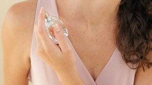 Sigur nu știai asta! De ce NU trebuie să-ţi aplici parfum pe gât mai mult de o dată pe zi