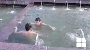 PISCINĂ PERICULOASĂ! Momentul în care doi copii se scăldau într-un havuz din Parcului Afgan din Capitală (VIDEO)