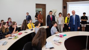 Pavel Filip a discutat cu tinerii din cadrul Școlii de vară IT