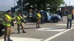 Șofer român, arestat în Italia. A fost prins în timp ce transporta imigranți în microbuzul său