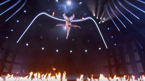 LA UN PAS DE TRAGEDIE! Momentul în care un gimnast legat la ochi a scăpat-o pe partenera sa de la înălțime (IMAGINI CU PUTERNIC IMPACT EMOŢIONAL)