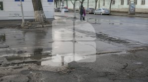 Drumarii de la Exdrupo au început plombarea gropilor, după precipitaţiile abundente din ultima perioadă