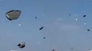 Imagini impresionante de pe litoralul românesc. Un vârtej a luat pe sus mai multe corturi și umbrare (VIDEO)