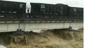 Două trenuri de marfă, încărcate cu circa 8.000 tone de balast, puse să protejeze un pod de la inundații (VIDEO)